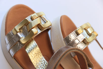 Oh My Sandals – Low Wedge Sandal – Gold